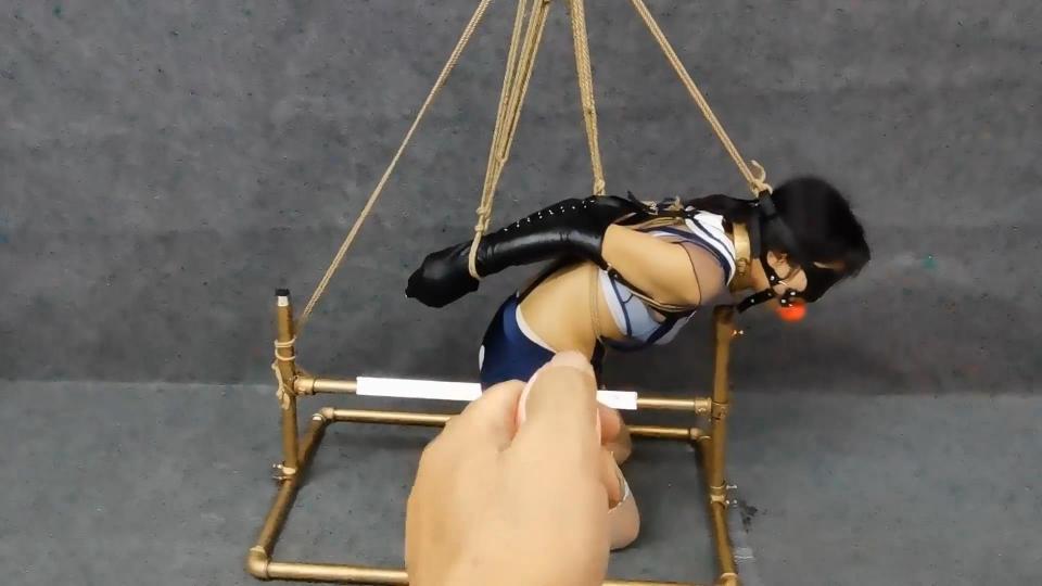 HD飞天原创：云儿骑上冷酷无情的铁三角刑架，冰冰的、凉凉的，小三角如刀刃，好舒服...... 云儿小细麻绳直臂紧缚，觉的不够紧，不够刺激，在加上个单手套，马上老实啦，强制固定在如刀刃上的铁三角刑架上，全程口球鼻勾、电击乳夹、遥控[手动滑稽]，全身挠痒、无情鞭打，被固定在铁三角上够难受了，还得忍受这么多的小工具伺候，彻底崩溃......<br>定拍、约拍的同好请加qq272728243闲聊勿扰