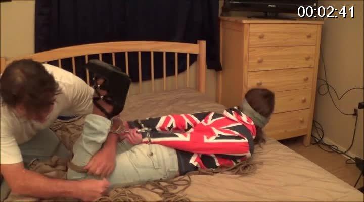 Brittany gets cuffed and roped Hot Gal next door Brittany is back for more. This time wearing a British flag hoodie, jeans and wedge heels. I Start her out in cuffs.... wrists and ankles. I gag her on camera and replace the cuffs with rope. Tying her to the bed in a twisted position. I add more and rope and finish with a tight hogtie cutting off her hoodie.<br><br><span style='color:#b0b0b0;'>[隐藏文字，购买后可见]</span>