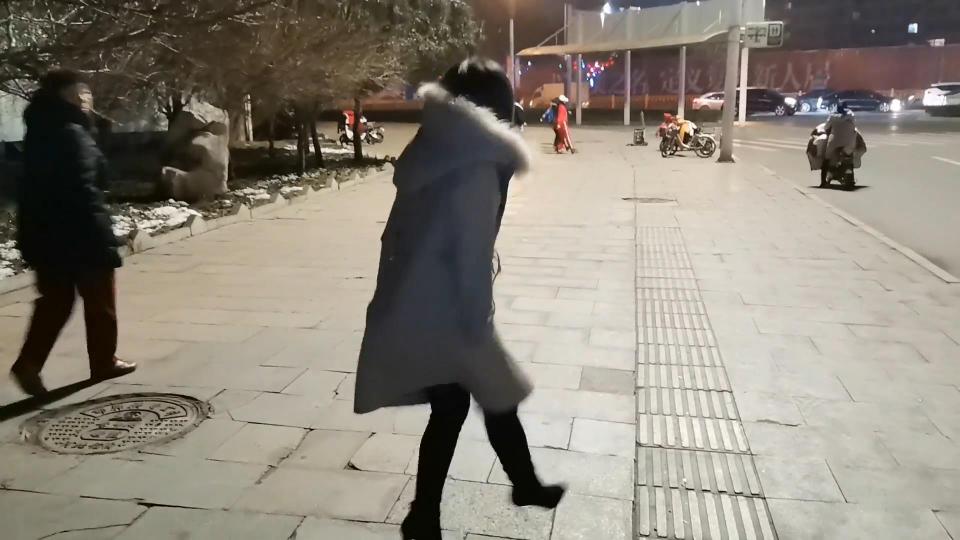 HD飞天原创：云儿日式紧缚强制广场跳舞，饭店强迫喂食，强迫游街示众，真心刺激的一部...... 云儿户外越玩越担大，被绑游街示众，不小心路过警厅被两个巡警看到，云儿心理素质很好，照样往前走，人家看看她胸前的绳子，也没有理会，向她相反的方向走啦，往前走到十字路口，一大帮子女人正在跳舞，她听着音乐不由自住地也跳了起来，路过的人看着她很好奇，跳够了也逛够了，直接押入饭店，强制去喂食，饭桌旁边的人惊奇地看着她一口口吃菜，人家越看，她吃的越舒服，真是爽极了......<br>想定拍、约拍的同好请加qq272728243