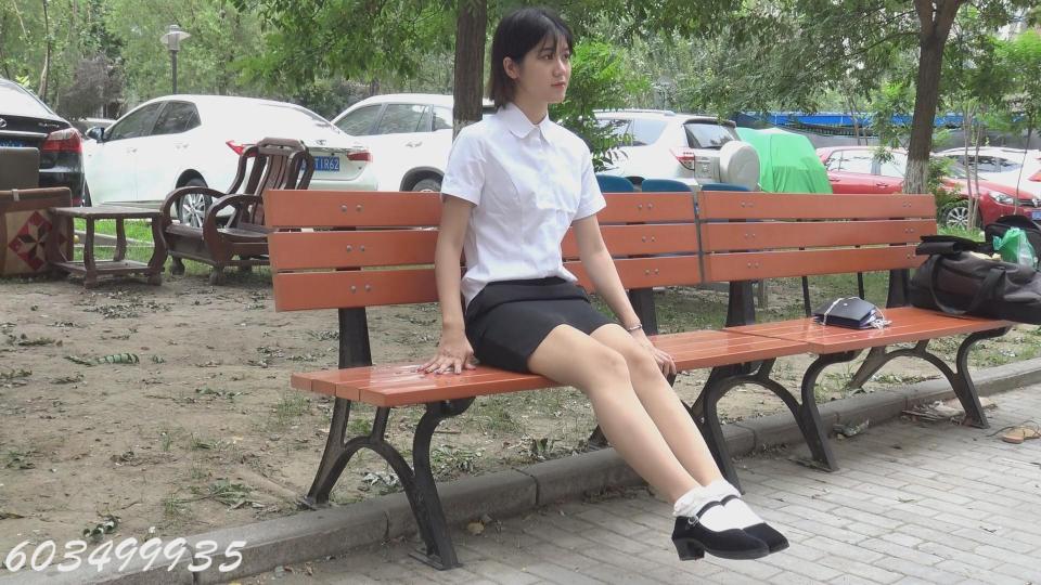 公园里穿高跟一带布鞋的姑娘  