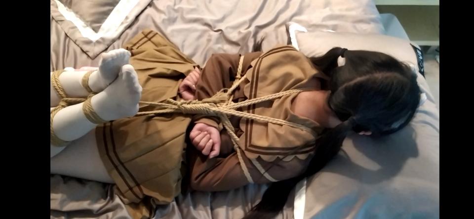 【冷与贝008】冷少的JK服驷马+M开腿ZD棒，打屁股，打耳光，踩脸调教 统一解压密码：leng<br>下载后修改后缀为.mp4<br>冷少今天穿着曲奇饼jk制服，梳着双马尾，被女仆装贝娘捆起来极限驷马放置，然后M开腿捆在床上使用[手动滑稽]，还有黑丝踩脸，踩胸，打耳光，木拍子打屁股都试了一遍，下手有点重，最后以冷少的叫声收尾。