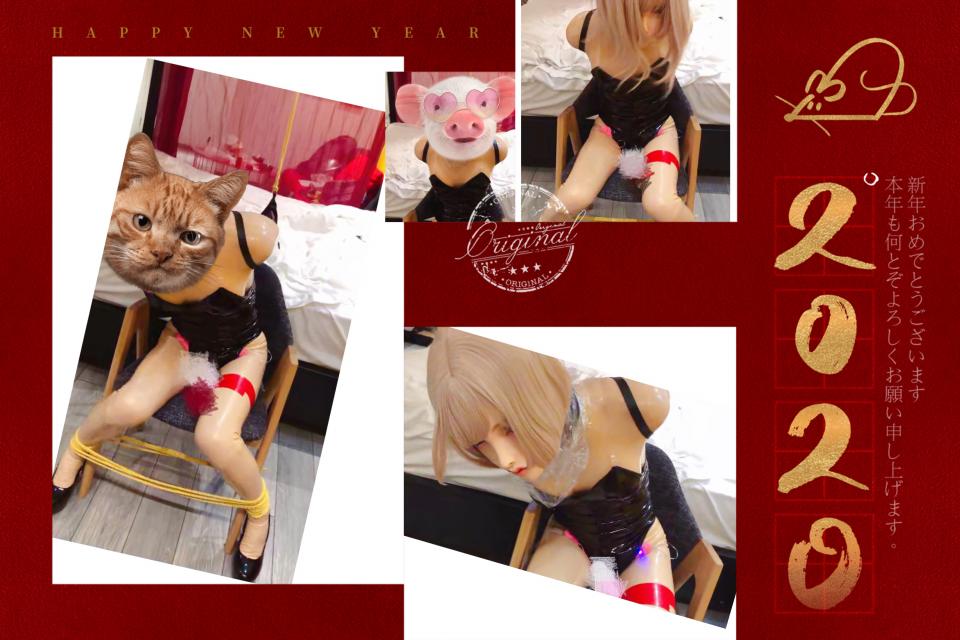 Kigurumi小囡 肉色胶衣 单手套 [手动滑稽]奶瓶 束脚 项圈 Kigurumi小囡<br>春节期间最后一更，正月十五之后恢复，感谢各位的支持，以后会继续做的更好，小囡在这里祝大家新年快乐！<br>有很多人反应想看胶衣，这次附上胶衣篇，用单手套加绳子吊起双手，由于长时间吊着手到最后都没有感觉了，双脚用绳子绑在椅子腿上，并且奶瓶还附加了两颗[手动滑稽]，之后还有热缩*，剩下的不多说了自己看吧！！！