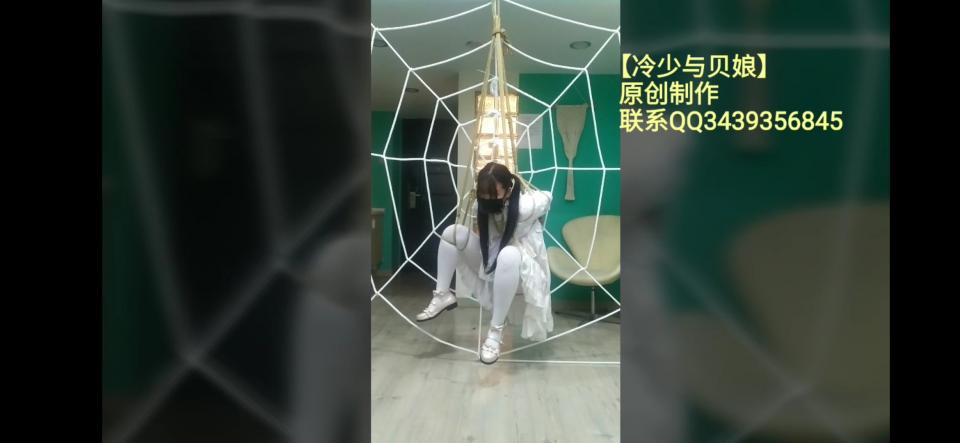 【冷与贝005】冷少的lo裙双马尾M开腿吊缚 统一解压密码：leng<br>下载后修改后缀为.mp4<br>冷少双马尾lo裙被m开腿吊起来，背景是蛛网。