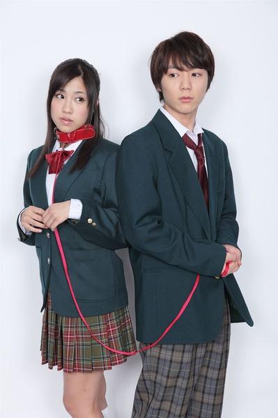 奈奈与薰1 长得漂亮、身材又好，还是学生会副会长的优等生奈奈与满脑子黄色内容的处男阿薰是从小一起长大的邻居兼同学。阿薰暗恋着逐渐成熟的奈奈，他最大的绮梦是让奈奈穿上拘束道具。仿佛是命运的捉弄，阿薰的白日绣梦竟然成真了——奈奈戴着皮颈环出现在他面前！原来奈奈出于好奇戴上了阿薰母亲寄放在她那里的颈环，却没法解扣，只能跑来求助于阿薰。阿薰恶作剧般地要求奈奈听命于他，才肯帮忙。<br>就这样，色情书籍爱好者阿薰的“S”之心愈演愈烈，而意外堕入此道的奈奈则越来越“M”，两人找到了不可向外人道出的秘密“娱乐”……