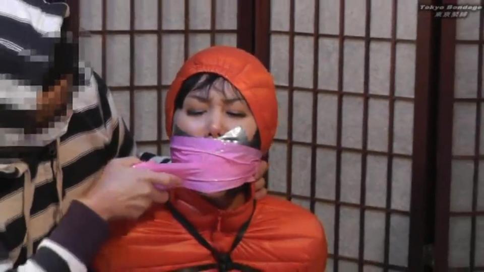 东京紧缚YR5-7 Japanese Lady Yuria Bound and Gagged in Down Jacket Yuria正准备穿着羽绒服、裤子和慢跑鞋去慢跑。当她打开门时，她被一个蒙面人抓住了，他偷偷溜进了她的房间。他用浸在氯仿里的布蒙住她的脸，Yuria很快就晕过去了。她发现自己被橡皮筋捆在房间里。皮带太紧了，她只能在地板上挣扎。然后一个蒙面人走近她，用布条塞住她的嘴，用工业胶带封住她的嘴。Yuria试图抗议他，但无济于事。她呻吟和呜咽挣扎在地板上，然后蒙面男子再次接近她，他用胶带一圈圈封住她的脸。Yuria无助地呻吟下分层呕吐，继续在地板上挣扎。<br><span style='color:#b0b0b0;'>[隐藏文字，购买后可见]</span>