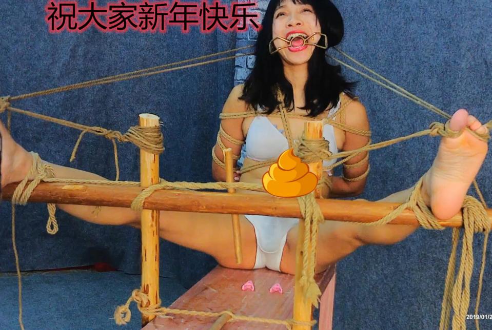 HD飞天原创：迎新春特惠片.客户定拍，云儿被牢牢绑在老虎登上，两腿强制开立固定木架之上，全程乳夹、口夹，脚指被吊变紫，痛疼难忍，振动强制GC，口水暴流，潮喷不间断。首部无剪辑、原汁原味...... 云儿后高手紧缚，被绑在老虎登上，两腿开立绑在木架上，脚指被绑拉向身后，毫无挣扎余地，只能乖乖地接受虐待与调教......<br>同时可定拍、约拍，有意者可加QQ272728243嘴炮闲聊者请一边立正稍息去