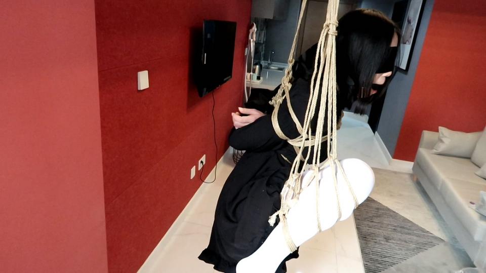 大学小妹妹第一次被绑，困难痛苦悬吊单脚尖支撑，连衣裙白丝和短裙肉丝，蒙眼堵嘴挣扎~ 拍摄对象是在读大学的小妹妹，第一次体验捆绑就[手动滑稽]缚了，整的小姑娘蛮痛苦的。吊缚不太熟练，第一次还是以练习为主，所以时间较短。请认准缠绕的心动。视频有两段，但在线备份只能传一段，所以传了时长长一点的。