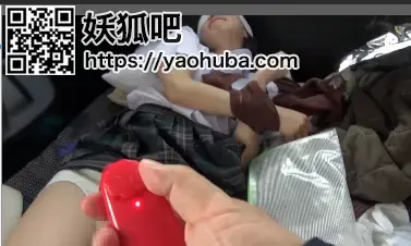 ヤバすぎる、闇ロ○売買の実態。怯えて動かない少女を人形の様に遊ぶ鬼畜変態客… 自称是wai的ro○con男人绑架少女放入行李箱中，在车上蒙眼捆绑调教，调教之后放入行李箱发给别人，男人爱上了像玩具一样的少女。<br>番号：<span style='color:#b0b0b0;'>[隐藏文字，购买后可见]</span>