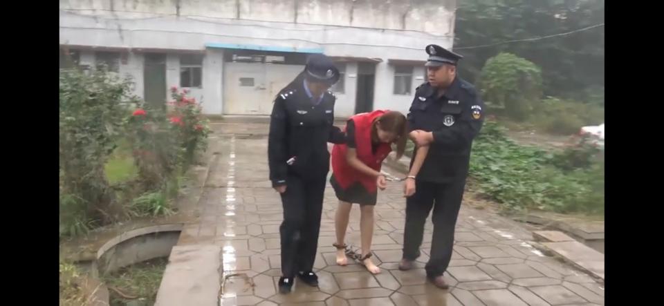 无知的少女  梨花雨影视出品<br>一位美女去监狱找自己的老同学想体验一把当囚犯的感受  谁知道这次体验变成了真的真是一个不无知的少女啊