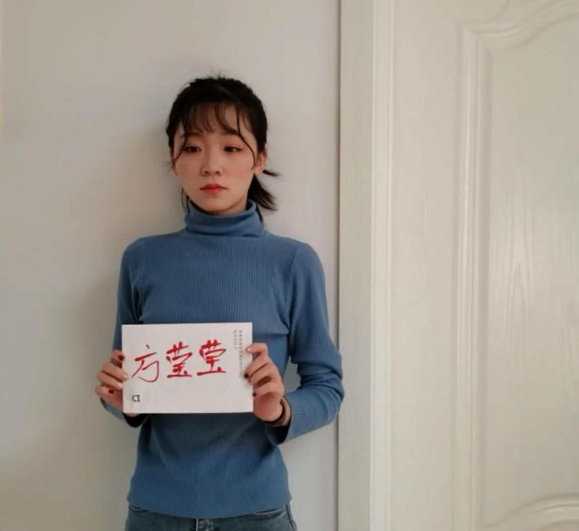 莹莹小姐的监狱梦  所有文件解压密码为《一往情深》 片长44分钟，1080p全高清拍摄。原剧本如下《女主是一个脚模，从小就喜欢lk，也想往lk模特方面发展，为了体验，于是女主故意在网上散布一些不好的言论<br><br>场景1（服装：牛仔裤，T恤，赤脚）：女主在家里沙发上休息，听见外面的敲门声，开门后发现是一个送快件的，签收后回屋打开，发现是拘留通知书，因为女主恶意散播谣言处以拘留十五天的处罚，两天内去拘留所报道。女主十分开心，于是拿出一双棉袜穿上（拍过程）之后穿上鞋子（球鞋或运动鞋），又拿出一个小包往里面放了几双袜子，之后出门（过程大约3-5分钟）<br><br>场景2（拘留所登记室）：女主敲门，听见门内回应后进门，坐在电脑桌旁的警官看见女主后很诧异，问：“你是？”女主回答“我是女主，是来报道的，这是我的通知书”把包放在桌子上，取出通知书递给警察（语气很欢乐）“啊？”警察一副不可思议的样子接过通知书。“你认识我？”女主问。“没有没有”警察否定，语气很慌乱。同时顺手把电脑屏幕关掉。然后起身道“我去拿登记表”警察走后女主悄悄打开了屏幕，发现正是自己在网上的套图，于是了然。然后关掉屏幕继续等待警察，警察拿着一个姓名牌和镣铐回来，让女主举着姓名牌照相，之后让女主面对墙搜身，警察搜到腿的时候女主问“鞋子和脚也要搜一下吧？”警察乐了“对，要搜要搜，你看我这记性”于是女主把腿抬起来，警察把鞋子脱下之后女主的脚故意张了几下，警察则把女主脚仔仔细细捏了一般，然后另一只也一样。“那袜子里还要搜吗？”女主问。“当然要”警察说，然后让女主抬腿把双脚的袜子脱到一半，伸进去摸一遍后又帮她穿上。（脱女主鞋搜脚这一段要拍详细）之后警察让女主跪在椅子上，先给她戴上手铐，之后戴上脚镣（戴脚镣时镜头拍脚底）之后警察让女主坐下询问，女主趿拉着鞋子，翘着二郎腿，脚一晃一晃的。<br>警察“姓名” 女主“女主” 警察“籍贯” 女主“xx” 警察“职业” 女主“脚模”<br>警察“脚模是什么职业？”<br>女主（笑）“别装了，我看见你屏幕了，那不就是我的图吗”<br>警察（惊讶）“你啥时候看见的？”<br>女主“就刚刚啊”<br>警察于是放下登记表问“你到底是咋回事，为啥犯得事？”<br>女主“我从小就喜欢lk，一直在家也玩，但是总找不到这感觉，就进来体验体验，而且最近准备转型了，做lk模特”一边说同时把鞋子甩掉，脚左右晃<br>警察（眼盯着女主的脚）“那，有啥我帮忙的吗”<br>女主“能给我个单间不”<br>警察“单间啊…”<br>女主“你放心，我懂，这几天好好回馈顾客。”<br>警察很满意，带着女主去了个单间<br>场景3（牢房）<br>女主躺在床上，玩弄lk，这时警察开门走了进来。女主很开心，对警察说“这两天我想了想，我打算兼职做痒模，现在需要人来帮我，你快来挠我脚心”于是警察开始挠女主脚心（5分钟左右）之后警察说“你答应我的事可以做到了吧” <br>女主“没问题，不就是玩脚吗，今天我就好好回馈下客户。”然后把脚伸到警察面前，警察开始把玩脚（3-5分钟），然后警察放开女主的脚，让她换袜子并展示给自己看。于是女主从包里拿出好几种袜子（两种船袜，灰色袜子，黑色袜子，短肉丝，短黑丝，每种袜子穿上展示3分钟左右就换，每种袜子都要拍到脚底）警察很遗憾没有长丝袜，女主表示知道拘留所不许穿所有就没带，然后警察就走了。在女主释放的前一天警察又来了，拿着绳子，因为最近要执行一批犯人，因此他需要锻炼绳艺，想用女主练手，女主很痛快的答应了，警察给女主捆上了五花大绑，女主跪在床上要求警察给他拍照作纪念，警察拍好之后女主又要求警察给她重新戴上手铐再次拍照留念。（要求多换几个动作）之后警察离开。全剧终》