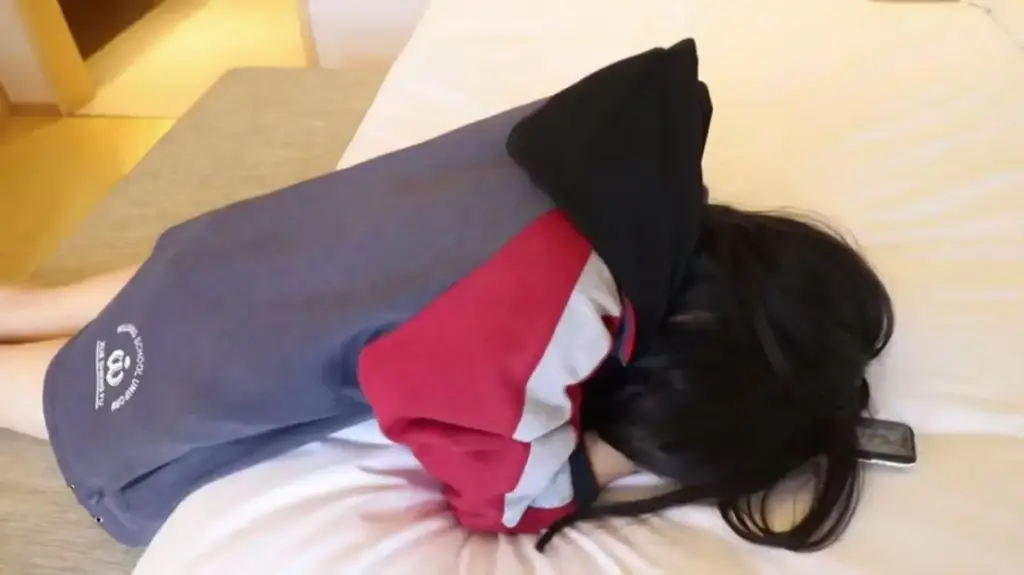 校服女生脱原味运动鞋挠玩爱心白袜小嫩足脚心 校服女生脱原味运动鞋挠玩爱心白袜小嫩足脚心<br>创作：誉铭摄影<br>描述：非常可爱的妹子，穿着白袜，被长时间挠白袜和裸足脚心，奇痒难忍<br>