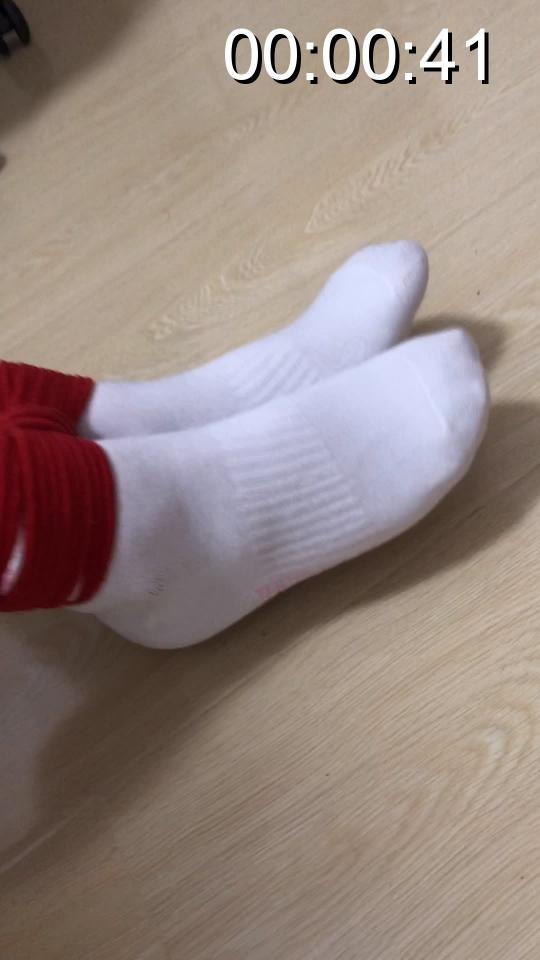 白鞋白袜 简介我也不会到该这么写了，就是最近拍的，几个视频加到一起了，不过都是一天的，简介这歌东西太难了，大家自己看吧，都在视频里了