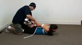 欧美美女紧缚 欧美美女紧缚<br>捆绑不错，希望大家喜欢。