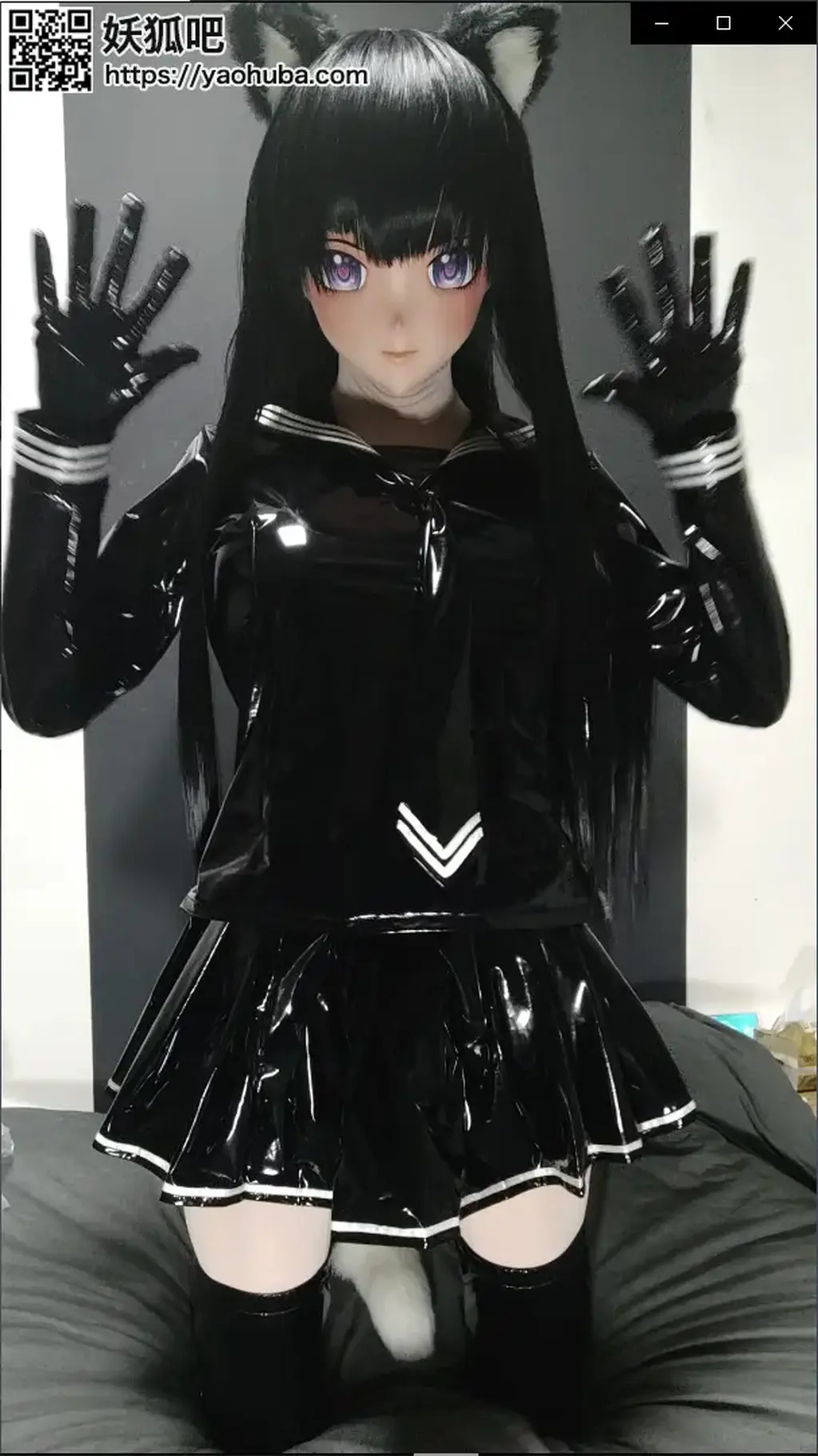 猫娘kigurumi 镜面JK试装 这套服装是之前买的服装中的第三套，不同的是长筒袜与长手套是我额外附加上的（默认服装只有上衣裙子领带）。嗯这次呢玩的相对普通了一点，但是唯独不同的地方就是形态表现更为自然了一些，而不是像之前一样非常的呆板，某种意义上也算是更贴近日本的前辈了。（哦对顺带一提，据了解@kamituroura前辈上一年因为心理疾病就一直在治疗所以说那个金发赤瞳女王装等系列的小视频就一直没见更新。不过经过这一年的治疗后他暂时恢复了健康，心理状态也好了许多接下来有望看到更新作品。）