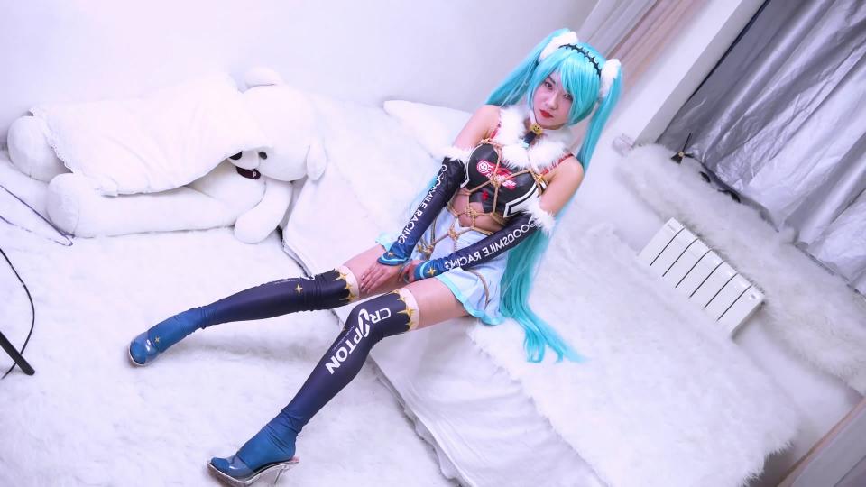 【自己做主】【cosplay 记录】赛车服初音 龟甲缚 单手套 吊绑 事件没有结束，一直回不到工作室没办法拍摄新片子<br>所以暂时无法接定拍。手头的成片也不多了<br><br>这是从硬盘里翻出来的比较早时拍摄的一部初音赛车服cos捆绑纪录片<br>捆绑妹子这个事要一点点来的，大家也不要一开始就把妹子吓跑咯<br><br>招收女M，女演员，女模特，欢迎交流体验QQ：2947456823
