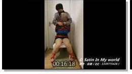 真丝OL装，多重猿轡 本次视频是分了三个部分拍摄的：第一部分是前奏，展示了本次“多重猿轡 ”所用到的工具（丝带、方巾、跳*蛋……）；第二部分是视频的主体，展示了model上身被捆绑后，坐在椅子上的束缚和猿轡过程，其中束缚比较简单，将身体和腿部固定在椅子上，然后用黑色小方巾做成的口球进行勒嘴，接着用纯色和彩色的大小方巾，总共10条左右，一层层的蒙于model面部，达到呼吸逐步被抑制的效果，在猿轡过程中，随着蒙面丝巾的层数不断增加，呼吸的抑制作用就越强，model的反应就越发的强烈，呻*吟的声音由强转弱又转强（大家能想到是什么原因吗？），最后，又用了一条大豹纹方巾一头系住model的脖子，将丝巾包裹住整个头部后，另一头再死死的系在model的脖子上，看其无助又痛苦的挣扎……；第三部分就是一条条解开“猿轡 ”的丝巾，最后露出沾满口水的丝巾口球和部分被浸湿的蒙面方巾。解压：diguo911
