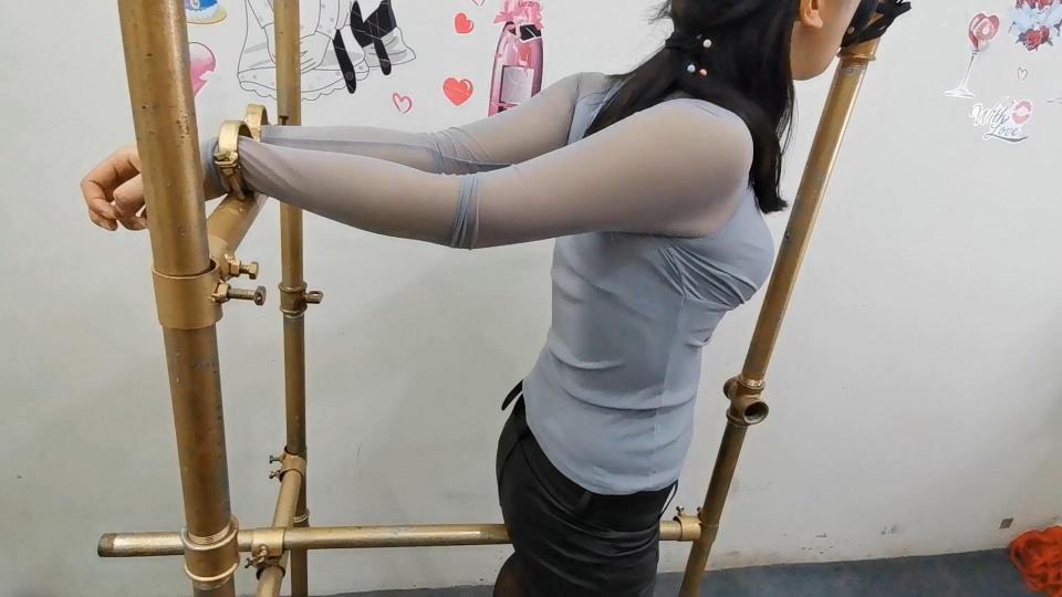 HD飞天原创：白丝泳衣一字铐，黑丝开档刑架紧固，上有假丁丁堵嘴，下插肛拴，两手后提到极限，七层黑白丝罩头，气喘息息，疼痛难忍，GC失禁一爽到底...... 丁琪看到一个奇形怪状，急于尝试，被固定后，肛栓[手动滑稽]，假丁丁堵嘴，后手向上提到最高极限，惨遭拍打与鞭打，浑身挠痒，TK不断，滚针在身上滚来滚去，头部被黑白丝包住，由于是7层黑白丝，收缩的太紧，闷的气喘息息，满脸发麻，时间过长，鼻子变形严重，又伴随着遥控TD不间断地控制一下，立即进入GC状态...... 想定拍、约拍的客户请加QQ272728243，闲聊者请勿扰<br>
