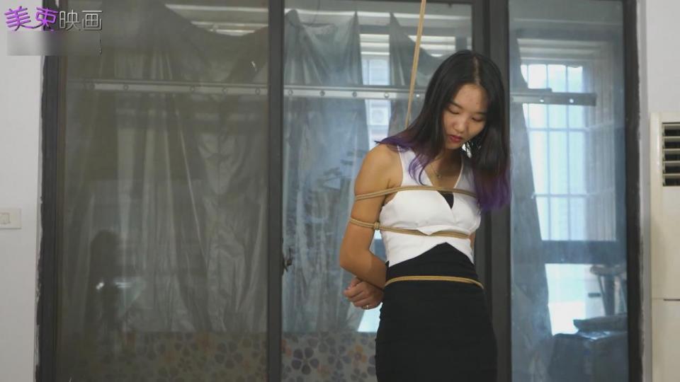 19岁小妹妹 同好美束映画定拍作品 片名： 19岁小妹妹  内容：小美女穿着时尚短裙被日式吊缚挣扎，之后又被绑到椅子上，然后又被放置到床上，最后是阳台上