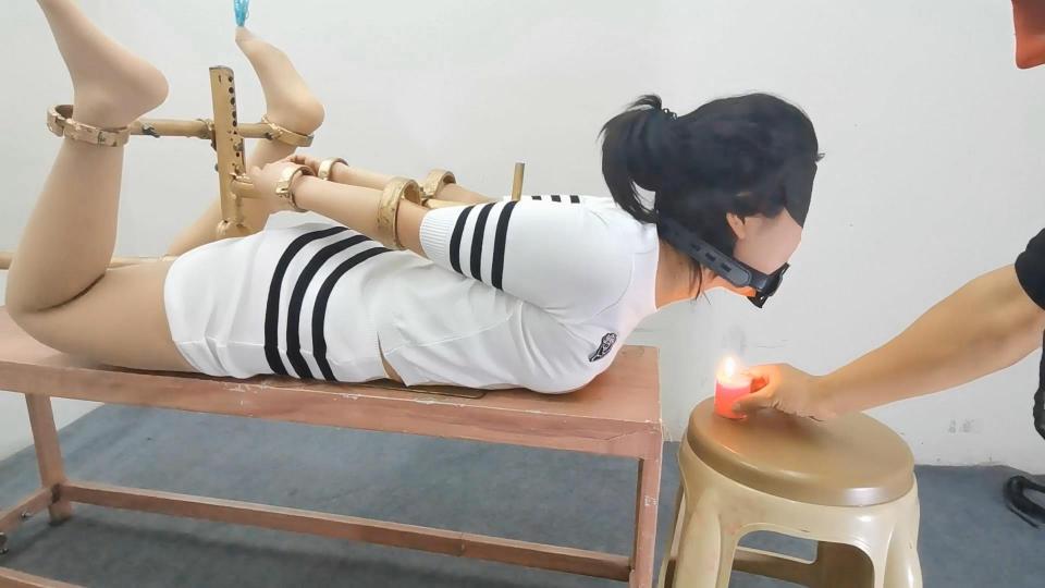 HD飞天原创：团缚鞭打、k9架紧固电击、假丁丁前堵后插，不老实，用水淹、用火烧、gc刺激就是这样练成的...... 丁琪团缚鞭打热身，松绑后还没翻不过劲,立即用k9架紧固起来、遭到鞭打、tk、电击轮番攻击，假丁丁堵嘴后插，呻吟ying叫不间断，头不老实、上下左右不停地乱动，把水盆、蜡烛放到脸前、终于老实啦......<br>想定拍、约拍的客户请加QQ272728243，闲聊者请勿扰