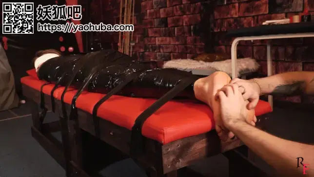 RussianFetish - Roksana - Foot tickling with oil and hairbrush in plastic wrap <span style='color:#b0b0b0;'>[隐藏文字，购买后可见]</span><br>Roksana is mummified with plastic and blindfolded. She lies on the bench and I&rsquo;m going to tickle her big and sexy feet with my hands. Then I use oil and two hair combs to drive her crazy. She laughs and begs to stop. I take a pause and then suddenly attack her feet again with an electric toothbrush.Then you will see a close-up of her soles and how I tickle them. And I can&rsquo;t resist biting her beautiful feet.