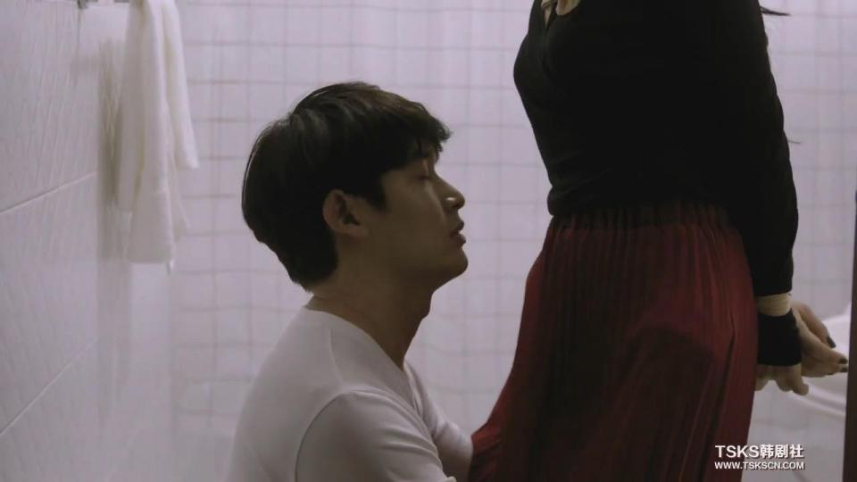 不速之客 地区：韩国  导演：LEE Jae    主演：최형렬 정겨운 심은진 지은서 김리우 이상훈<br>年份：2016<br>简介：逃亡者，偏偏躲进了偷情现场。 因同伴的背叛，成了逃亡者的志勋，为逃避警察的追捕躲进附近一房屋。 但这一家，偏偏是妻子目睹丈夫偷情的现场。 在这种荒唐的情况下，志勋只好把他们三个抓为人质。 绑架犯对我来说是值得庆幸的客人。 参加葬礼回来的恩珠... 发现家里来了客人， 而且是两个。 一个是同丈夫偷情的朋友，另一个是从未见过的绑架犯。 在这种情况下... 更没想到这个劫犯竟站到了孤单力势自己一旁........