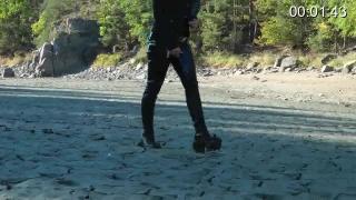 betty stuck in mud 女孩向河边探索<br>结果不幸深陷泥潭<br>最后艰难爬出