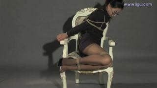 丽柜美女默默变身马尾辫白领丝女捆绑塑胸 丽柜美女默默变身马尾辫白领丝女来一次职业捆绑塑胸的镣铐捆绑秀！