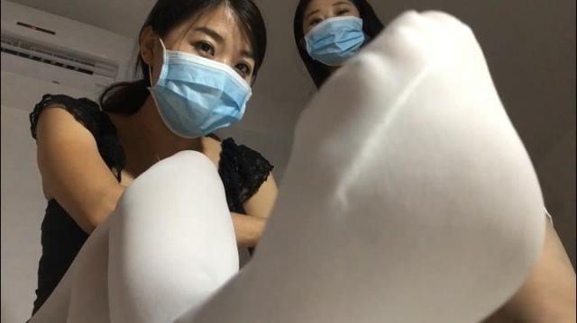 依琳S,疯狂辱骂羞辱，丝袜脚诱惑12ws 依琳S,疯狂辱骂羞辱，丝袜脚诱惑<br>创作：依琳S双女王作品<br>描述：首发，依琳S,疯狂辱骂羞辱，丝袜脚诱惑，原味丝袜诱惑你撸