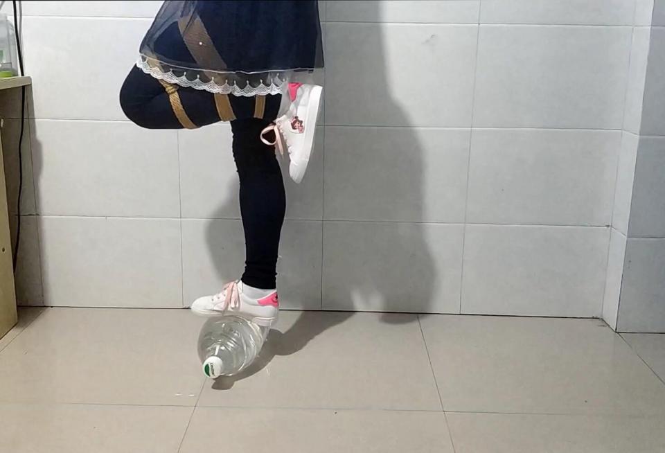 小视频杂烩 拍的乱七八糟的，什么都有，也没法取正常的名字了。<br>有喜欢的元素就来瞅瞅吧。<br>视频时长好像还蛮长的，凑合着看吧 ~ <br>这是前段时间的库存，最近因为各种事情应该拍不了了，就统一全放这个视频里吧~<br><br>另外，我是男孩子！只是人比较小，不要总叫我小姐姐啦！<br>想看点其他福利的小伙伴可以私信，库存太碎的图片视频就不想放进来了。<br><br>以上！！！！
