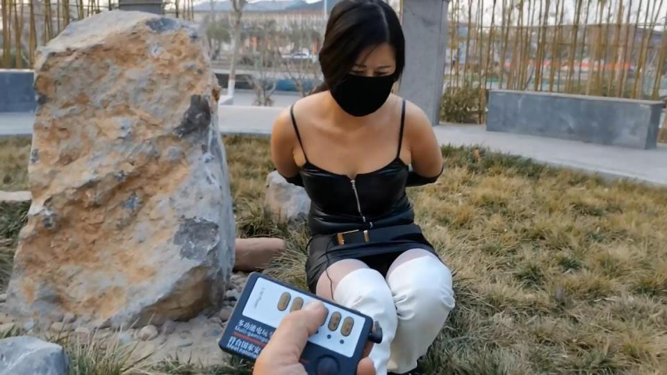 HD飞天原创：原味棉袜堵嘴、电击GC刺激器与遥控TD[手动滑稽]、贞洁内裤强制锁上，后手皮铐及高筒靴锁死，一切就绪、疫情期间还得出去玩...... 丁琪来到TJ室，看到了皮铐、高跟禁锢束缚带、贞洁内裤和电击GC刺激器，奴性发做，急于尝试，全身固定后，玩了一会，觉的在TJ室没意思、想去户外玩、那就户外玩去、疫情期间，能玩的地方好难找、找了一个多小时、终于找到了适合玩的郊外小树林，脱掉棉袄、冻去吧、加上电击GC刺激器和TD输入、傲傲直叫、爽去吧......<br>想定拍、约拍的客户请加QQ272728243，闲聊者请勿扰