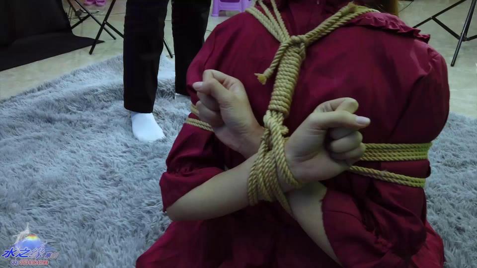 水之缘:办公室秘书养成记第五集，此集很紧的后高手，捆绑蛇缚绑脚TJ，鞭打 联系方式：3534384299 接受各种订拍 现场体验 视频 <br><br>故事简介： 年轻美貌的甜甜在公司上班，有着特殊嗜好（喜欢在家跟老公玩点SM），她经常会在网上购买一点SM道具情qu用品，这天刚好购买的SM道具邮寄到公司，她拿了快递去给老板汇报工作，没想到老板对她的快递产生了兴趣，要求当着老板的面打开了快递，老板发现里面全部是SM道具，被老板知道了自己的秘密，老板以工作要挟甜甜，对甜甜进行各种tj，并且拍摄下视频，又以要将视频寄给她老公做要挟，一次一次对甜甜linru，老板用铁链锁住甜甜，让甜甜无法逃脱自己的掌控，并且不断用各种情趣道具使甜甜不断进入高C，甜甜跪地求饶遭到了老板无情的鞭打，甚至将甜甜用木棍吊起来不断折磨，将甜甜的衣服全部撕烂，甜甜委屈无阻，真实落泪，本剧集真是tj真实鞭打，甜甜身体超敏感，多次进入gao潮最后真实被打哭，非常值得收藏的一部作品。 <br>                       此版本是绿色版本哦！<br>联系方式：3534384299 接受各种订拍 现场体验 视频 <br><br>影片时间27分钟  大小725M  售价23