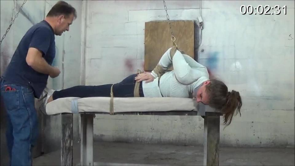 Nichole gets a suprise Nichole thinks it is going to be just another table top hogtie clip. But as I add more rope ,attaching her to the table, she knows something different is going to happen. I stand the table up on end...creating a vertical hogtied complete with hair tie.<br><br><span style='color:#b0b0b0;'>[隐藏文字，购买后可见]</span>