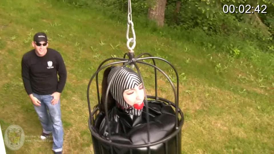 HOG-Inflated Suspension Cage&amp;The Ultimate Kink Airbag System 家具站精品乳胶充气拘束铁笼户外放置<br>Lucia tests out the Gordian airbag system and body restraint system.<br>Hooded, bound, rubberised, caged and then inflated was only half the test. Then she was suspended, and eventually trucked like a super tight helpless package.<br>Natalie Minx finds herself in a very tight situation. Escape is impossible when she is bound, caged, inflated and squeezed.<br>Then the crew hung her up and left her to swing as they enjoyed some rest and a drink after a long day of tying her up.<br><span style='color:#b0b0b0;'>[隐藏文字，购买后可见]</span>
