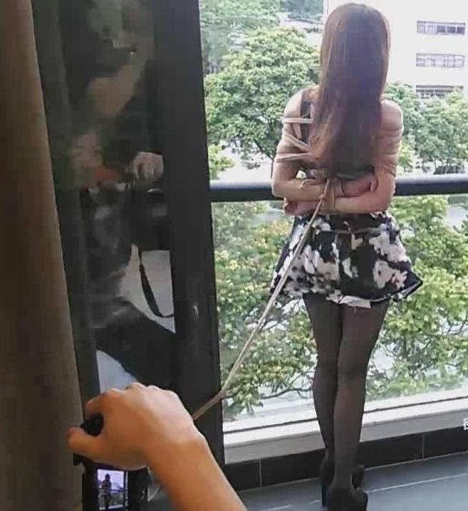 阿木_火辣身材美邵女，丝足诱惑【耻辱秀捆绑】 摄影工作室：阿木作品<br>片名：火辣身材美邵女，丝足诱惑【耻辱秀捆绑】<br>内容：模特SASA身着小花短裙被日式紧缚，被绑着还能打开玻璃门到阳台上看风景，回到床上被驷马捆绑拍摄，解开驷马后双脚又被铐了起来~~