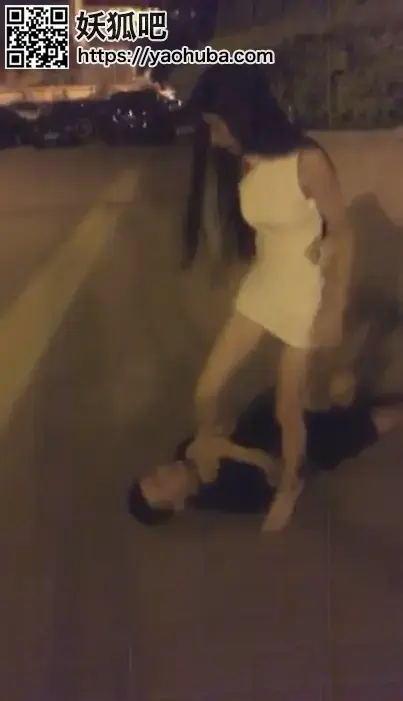 蜜桃儿女王-室外调教 蜜桃儿女王-室外调教<br>创作;套路直播蜜桃儿女王<br>描述：蜜桃儿女王-室外调教，美女室外调教奴隶，喜欢的千万不要错过啊大家支持一下