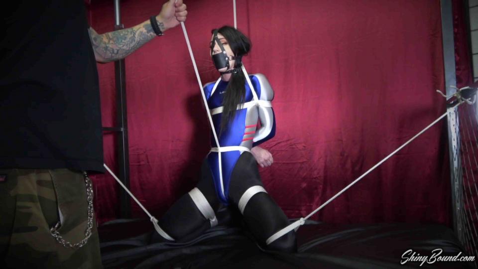 Lydia Black.. Helpless Bound Orgasms 性感Lydia黑色紧紧地束缚在面板上双腿住并分开。她的手臂被束缚起来，并被束缚起来并不受阻碍，因此我们可以将日立振动器固定在她极其紧紧的c绳上，而不会产生阻力。她的面板塞子被挂在支撑绳上，这样她就不能低头看向她。<br> <br>然后，打开振动器，去镇上从可怜的无助束缚女孩那里抽出[手动滑稽]。她越cum，她的猫变得越敏感！当她似乎无法忍受时，Shiny进来，将氛围紧贴她的[手动滑稽]，进行另一场巨大的爆炸，此后可怜的Lydia崩溃了。<br> <br>“好女孩。”<br>Sexy Lydia Black is tightly bound and panel gagged with legs frogtied and spread wide apart. Her arms are boxtied and harnessed up and out of the way so we can affix the hitachi vibrator to her extremely tight crotchrope with no resistance. Her panel gag is padlocked back to her supporting rope so that she cannot look down and see whats happening to her..<br> <br>Then the vibrator is switched on and goes to town extracting orgasms from the poor helpless bound girl. The more she cums, the more sensitive her pussy becomes! When it seems she can't take anymore, Shiny steps in and holds the vibe tightly against her clit for one more monumentous explosion after which poor Lydia collapses.<br> <br>"Good Girl."<br><span style='color:#b0b0b0;'>[隐藏文字，购买后可见]</span>