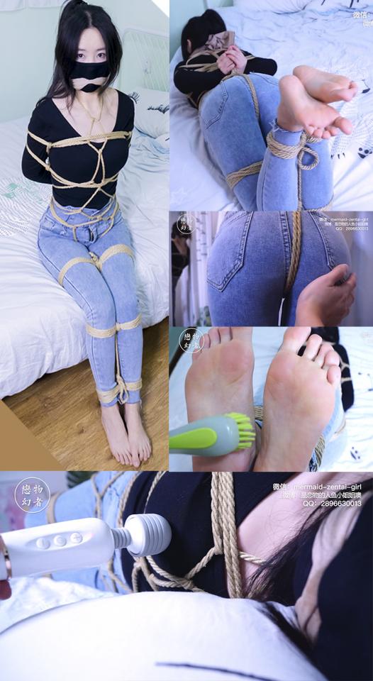 【恋物幻者】小姐姐常服全身绑！体操服露沟~修身牛仔裤把翘臀崩得紧紧的~TK嫩嫩小裸足直挠痒心~丝袜勒嘴动弹不得被AV棒加足马力震high咯 许多粉丝强烈要求的常服牛仔裤 裸足捆绑来咯！<br>好像把邻家大美女绑来虐待TK。。心动的感觉。。<br>龟甲缚 日式反手缚 并腿缚。。小姐姐全身都被绳子缠绕，居然还开心地跳来跳去。。<br>觉得这么好玩，就让你站在镜子前面看着自己被猥亵地样子吧（一只手从后面揉捏屁股，伸入两腿之间。。。）<br><br>定拍请联系：<br>微信：mermaid-zentai-girl<br>QQ：2896630013<br><br>