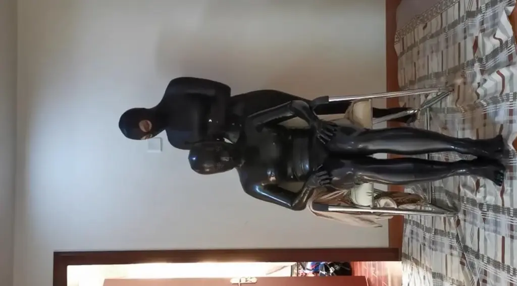 叮丁丁原创，调教紧身衣CD奴，穿上乳胶衣和两层Zentai，感受一下呼吸不畅的感觉。 叮丁丁原创，调教紧身衣CD奴，这次想试试全包乳胶衣和两层Zentai的小奴，自己想想就刺激吧。拘束在凳子上，带上防毒面具，任由小奴挣扎，本主可不会心软哦。