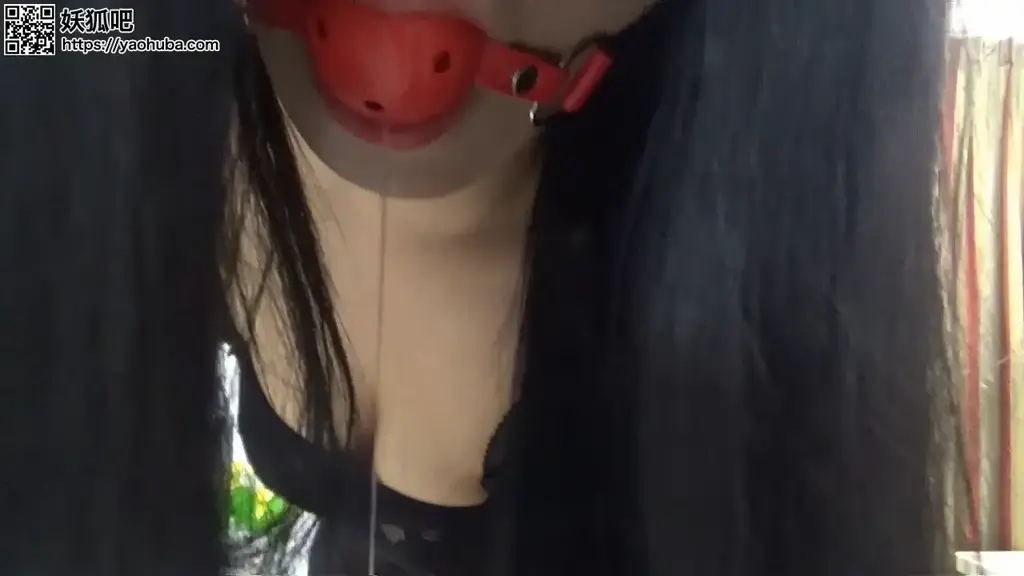TYJS086美女的居家镣铐 唯美之家出品-美女看家里没人自己就偷摸的吧手铐脚链带了起来还带上口球做家务擦地洗碗做饭是一部非常不错的作品