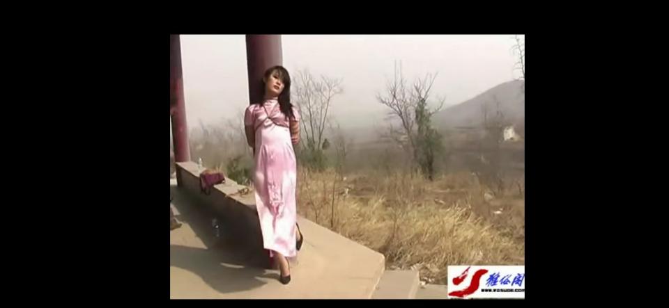 雅俗阁_风景这边独好2 出自：雅俗阁<br>片名：风景这边独好，<br>这个是雅俗阁的绳艺视频，在野外拍摄的，捆绑视频，好像还绑在了柱子上，并且两个脚吊了起来，还是非常不错的绳艺片子，穿的好像是民国时期的女装，全片分两部发。这是下部