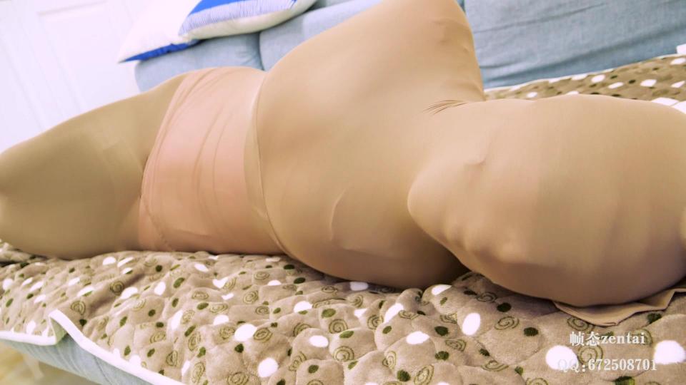 【帧态zentai】丝袜单手套和丝袜全包木乃伊 本来打算过年时候拍一次的，谁曾想爆发疫情，也上周才能玩，小姐姐现在对棒棒好像不敏感了，不知道这期间她在家里都做了什么。<br>时间有点短，因为小姐姐还是依旧诱人，加上煎熬太久了，拍摄的时候实在没忍住，所以只拍了这么多