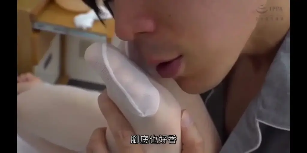 入院中の禁欲生活に耐え切れない息子が看護師のデカ尻義母に媚薬を飲ませると白パンスト擦りつけながら淫らに股間を滴らせ、カニバサミで中出しを求めた！ 大浦真奈美 森沢かな <span style='color:#b0b0b0;'>[隐藏文字，购买后可见]</span><br>中文字幕<br>医院的护士年轻漂亮，穿着性感的白丝制服，饥渴难耐的病人见色起意，给护士喝下了混有春药的饮料，欲火难耐的美女护士被病人猥亵调教，身体异常敏感。