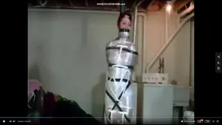 美女被绑成木乃伊（后有一段女警绑小偷） 美女被绑在柱子上，用保鲜膜包成木乃伊，一点活动的空间都没有，只能默默地享受这份痛苦