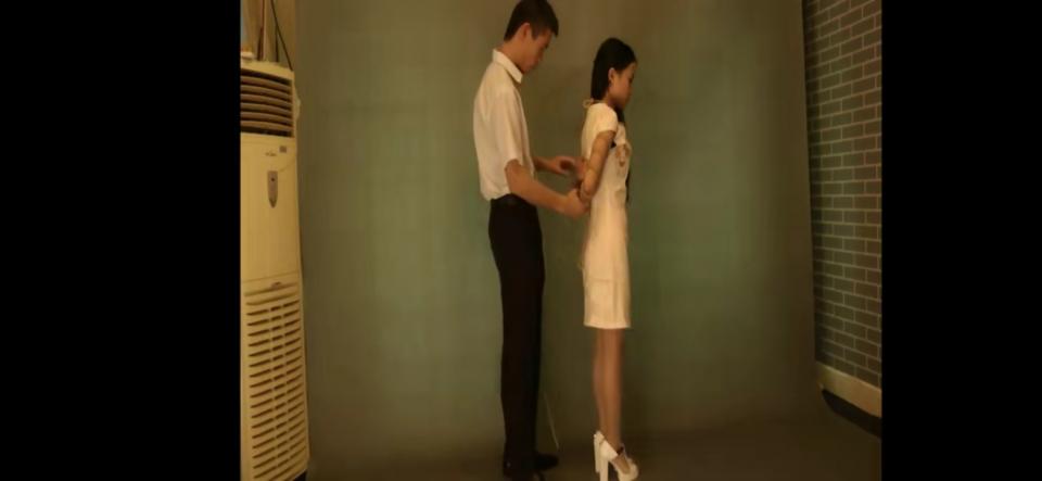 艺束人生_小玲绳艺体验  出品：艺束人生<br>主演:小玲<br>小玲第一次体验绳艺，先是穿着白色短旗袍被捆绑，后面又换上了空姐装好几种服装，女模特穿着丝袜，被捆成驷马悬吊，这个女模特挺好看的。