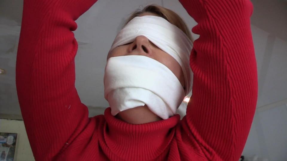 It Won't Be Long Now (WMV 1080p) - Carissa Montgomery 1080p Carissa is forced to stand with her arms above her head, wrists bound with rope. A rolled-up bandage is between her teeth and a cloth covers her mouth, preventing her spitting it out. She is also blindfolded, unable to see where she is being held. He legs are tied too, and her leather pants and boots feel as if they are clinging t<span style='color:#b0b0b0;'>[隐藏文字，购买后可见]</span>