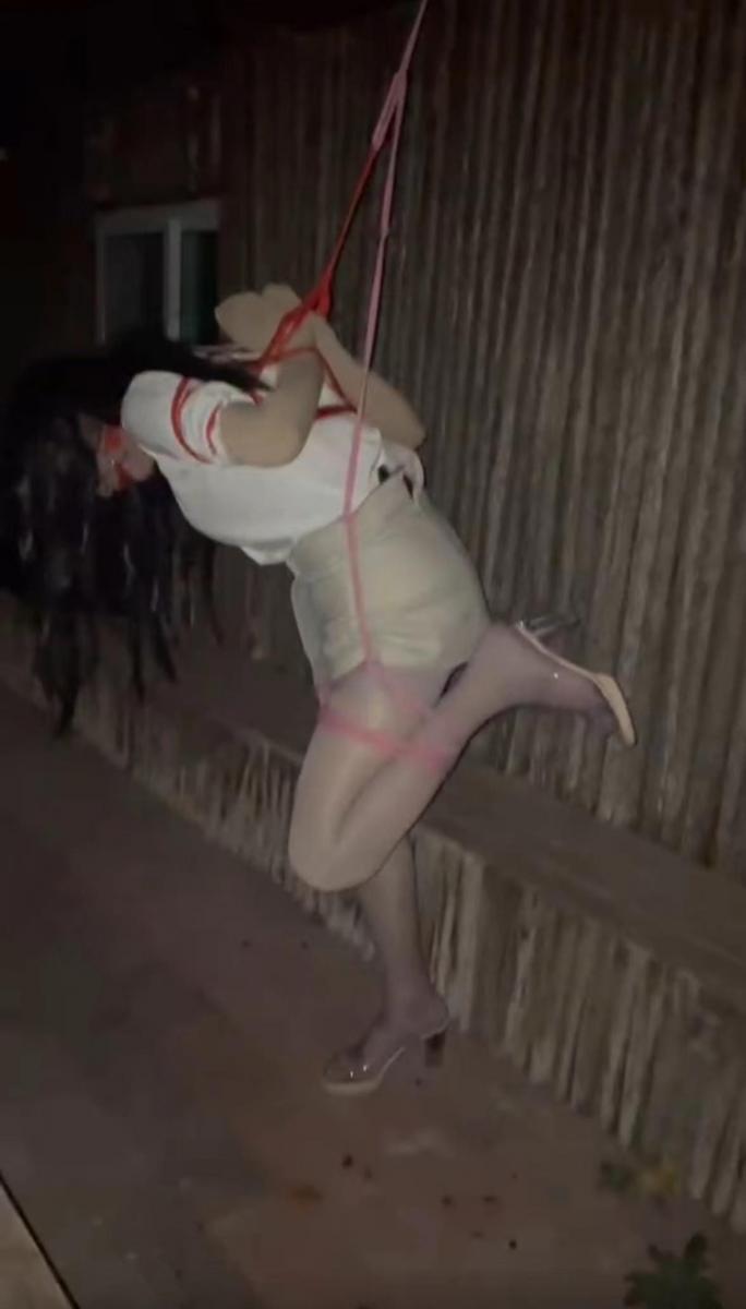 媚娘工作室—景区吊，摄像头行走 媚娘工作室～模特的脚还是没有好，因为脚疼，不方便，头也有几天没洗，走路还是有点不稳，走时间长，脚还是疼，各位宝宝多多提意见，带小媚出去玩，小木屋极致后背吊绑，单腿站立，听小媚诱惑的喘息声，也是一种诱惑，十字街村口溜达，车上有人，偷偷摸摸看着，转站到大马路上溜达调教，大车过个不停，惊险刺激超近距离拍摄，走到摄像头下面调教，听摄像头一直发出声音，来来回回，走到村口防疫站，门口都有摄像头标志，刺激，模特脚疼，顶不住了，今天拍摄到这，期待下个作品，想要原味丝袜，各位粉丝宝宝，多提宝贵意见，满足各位粉丝宝宝QQ253760098