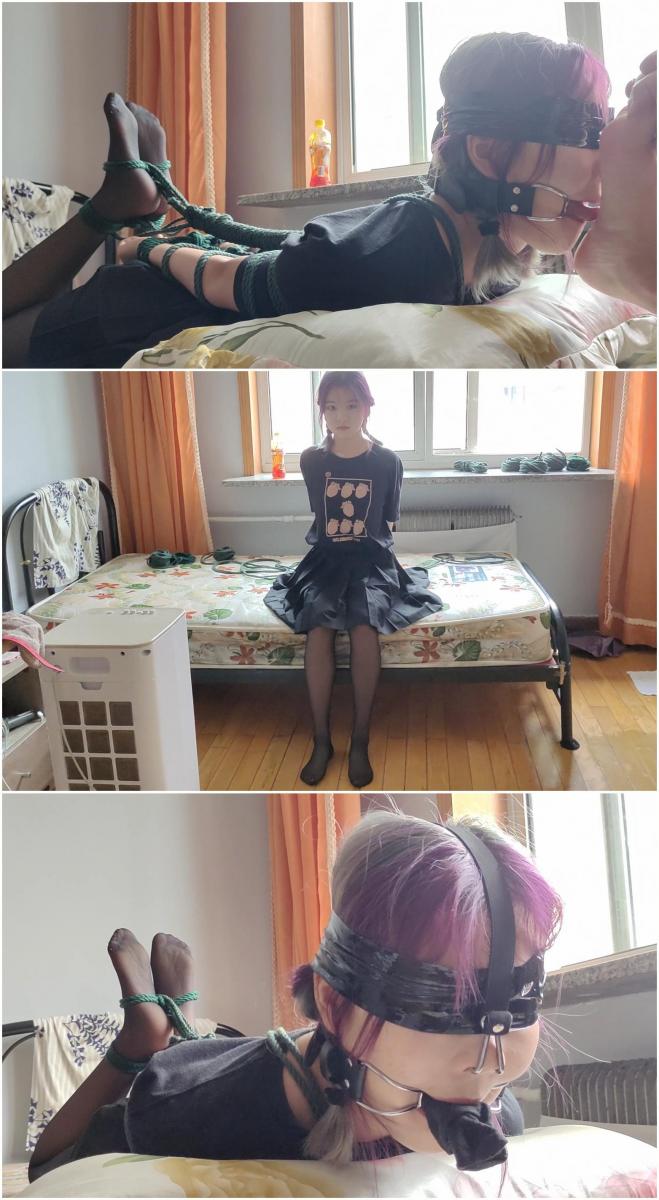 玩奴原创之黑丝大长腿美少女月潇驷马紧缚奴化初次舔足训练，博主原味臭袜堵嘴，味道棒极了！交流购约绑教程请加1152327635。 解压密码<span style='color:#b0b0b0;'>[隐藏文字，购买后可见]</span>感谢各位对博主的支持！本次带来的是m属性美少女的舔足训练，既然是只m，那舌头不练一下是肯定不行的！驷马绑住动弹不得之后带上口环鼻勾，博主原味臭袜堵嘴！后面进行第一次的舔脚训练！第一次训练妹子很青涩哦，不过舔的还是蛮认真的，爽极了！<br>另外为了方便各位同好约绑，博主最近推出了一个非常详细的约绑教程。里面有非常详细的从零基础开始教大家如何认识妹子，如何与妹子沟通等等。非常的实用，有兴趣的各位同好加1152327635咨询，备用805351328。<br>目前博主已经出了五个系列，分别是绝对真实调教系列，真实约拍系列，口水囚徒系列，紧缚实验室系列，美人小舔犬系列以及最新出的高颜值系列都非常精彩，各种元素满满，希望各位同好多多支持！<br>推特可以关注浅神。本频道提倡健康积极的绳艺亚文化，目的是给生活增添一些情趣，谢谢大家。备用联系方式qq805351328。<br>下载操作：<br>1、电脑下载<br>2、解压<br>3、将压缩包内rar文件名后缀修改为mp4。