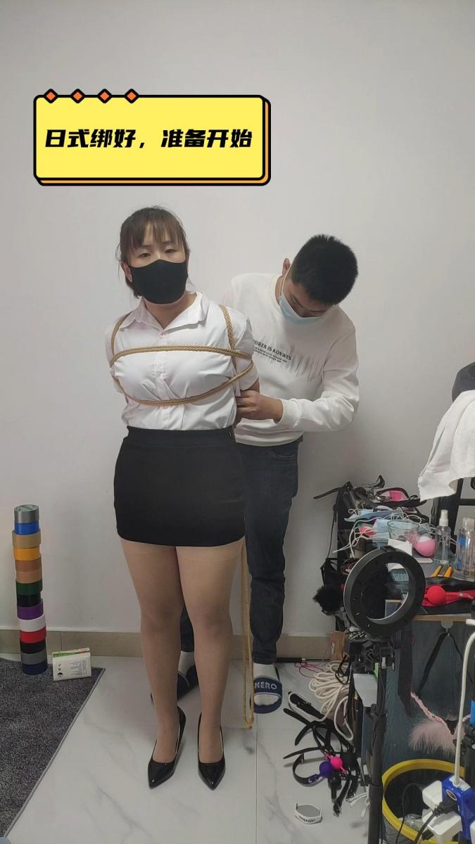 【致敬90夫妻妞妞博主】午休时间，户外日式捆绑+口球+高跟配脚铐+手铐+棒棒怼+失禁+口bao 撸点满满：日式捆绑 口球堵嘴 高跟配脚铐 手铐 棒棒怼 失禁 口bao<br>还是外出只不过距离上次有些时候了，趁着天气暖暖的，挑战一下白天户外，里面照样绑好（高跟丝袜 口球堵嘴），下半身无丝袜 遥控TD，绑好先来个大功率棒棒进入下状态，接着到楼顶来一波试一下，室外温度刚刚好，下午的楼顶没有人，想着趁没人在顶楼来个驷马放置[X_X]的，转眼看到旁边楼上还有住户在装修感觉还是算了吧，外出一次别再暴露了，来一波半步绳玩一下，后边开车到附近的景区里来一个“荒野求生”，中间全程是日式捆绑加口球堵嘴丝袜高跟，到群到景区之后发现人挺多，后边玩法就超多了、、、日式捆绑 口球堵嘴 高跟配脚铐 手铐 野外棒棒怼 失禁 口bao<br>看预览图................<br>女主可接远程视频一对一调教   出各类原味  加Q  1547839110