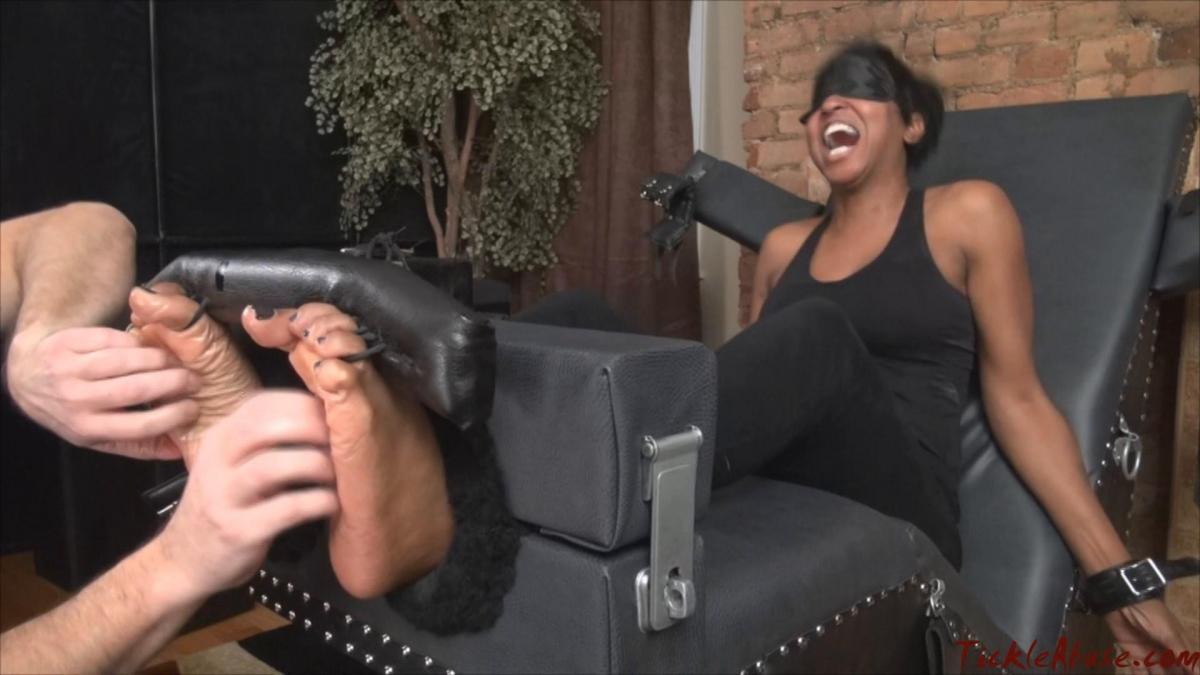 Nonstop Foot Tickling Tasha 不停挠脚的塔莎<br> <br>塔莎终于同意再次被挠痒痒了，她上次被挠痒痒已经是很久以前的事了。我花了很多钱来说服她，但她现在被关在牢房里，脚趾被绑住，眼睛被蒙住，即将被不停地惩罚她那美丽的皱巴巴的乌黑的脚趾，持续10分钟。我先用手指给她开了个头，并确保进入她的脚趾。接下来我用轮子，她肯定不喜欢这样。我用钢指，用按摩器来结束她。<br><br><br><br><br>Nonstop Foot Tickling Tasha<br> <br>Tasha finally agreed to tickled again, it has been way too long since she last was tickled. I took a lot of bribing to convince her, but here she is in the stocks, toe tied and blindfolded and about to get her gorgeous wrinkly ebony soles punishes nonstop for 10 minutes. I start her off with my fingers and make sure to get in her toes. Next I used the wheel, she definitely does not enjoy that. I use the steel fingers and finish her off with the massager. <br><br>