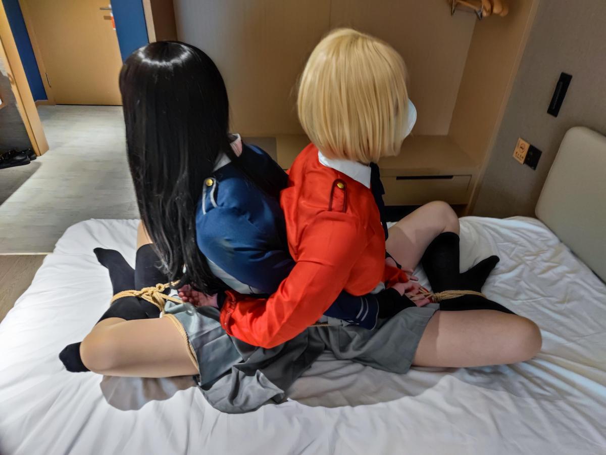 [cosplay]莉可丽丝-井上泷奈/锦木千束 伪娘双人束缚(请勿转载) S：我<br>泷奈：K<br>千束：Ama<br><br>绑法第一部分 盘腿缚，手绕过对方身体铐上；第二部分 千束绑椅子，泷奈跪坐在千束腿上<br>玩法是抚摸 TK 震动 挣扎自解<br><br>刚开始想试几张二次元涩图的双人缚，试了发现现实做不出来，以后换三次元的参考<br><br>露脸的部分打码了，介意请勿购买<br>百度上传后被秒和谐，所以网盘改用腾讯云。当然用妖狐保管库下载也可以<br><br>下面无关视频内容：<br>请勿转发视频到妖狐以外的其他网站，也请勿将截图转发给圈外人<br>（发给认识的圈内同好没问题）<br>我和M都是业余爱好者，不是专业工作室，都比较担心社死<br>cosplay捆绑也会让部分角色爱好者不满，以前因为担心这个放弃了一些角色，本期就属于沾点边的……<br><br>作品序号：19
